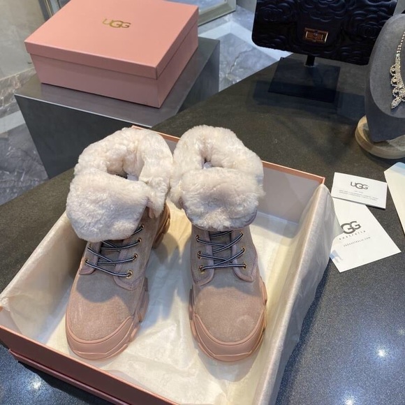 UGG BOOTS - Picture 6 of 8